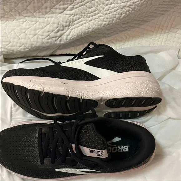Brooks Women's Black and Light Pink Sneakers Ghost 2 Max size 9 - Picture 2 of 8